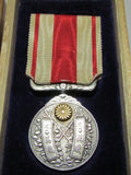 ORIGINAL OUTER BOX! ANTIQUE JAPANESE TAISHO ENTHRONEMENT MEDAL BADGE SILVER ARMY NAVY JAPAN WWI WW2