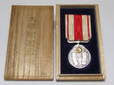 ORIGINAL OUTER BOX! ANTIQUE JAPANESE TAISHO ENTHRONEMENT MEDAL BADGE SILVER ARMY NAVY JAPAN WWI WW2
