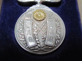 ORIGINAL OUTER BOX! ANTIQUE JAPANESE TAISHO ENTHRONEMENT MEDAL BADGE SILVER ARMY NAVY JAPAN WWI WW2